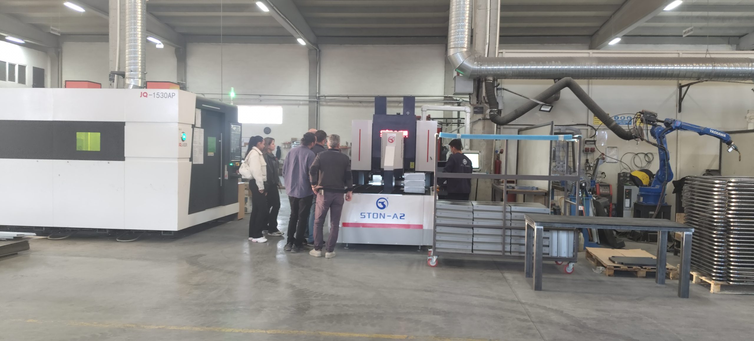 STON panel bükme makinesi üzerinde üretilmiş bükülmüş sac metal dolap