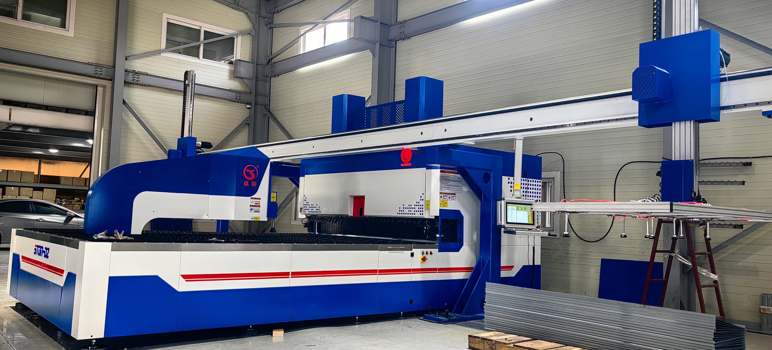 Giydirme cephe bileşenleri üreten STON 2800 mm panel bükme makinesi