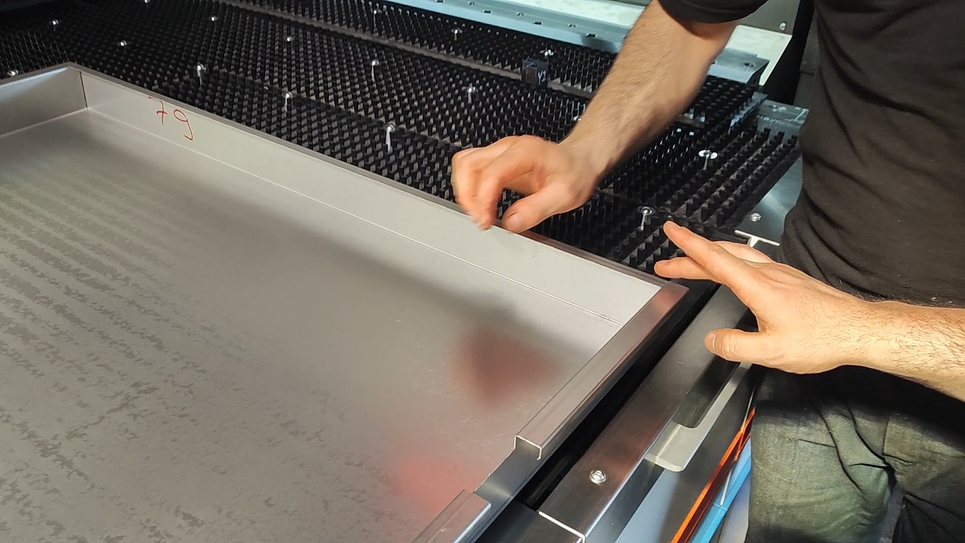 STON panel bükme ekipmanı ile üretilmiş bitmiş metal kapılar